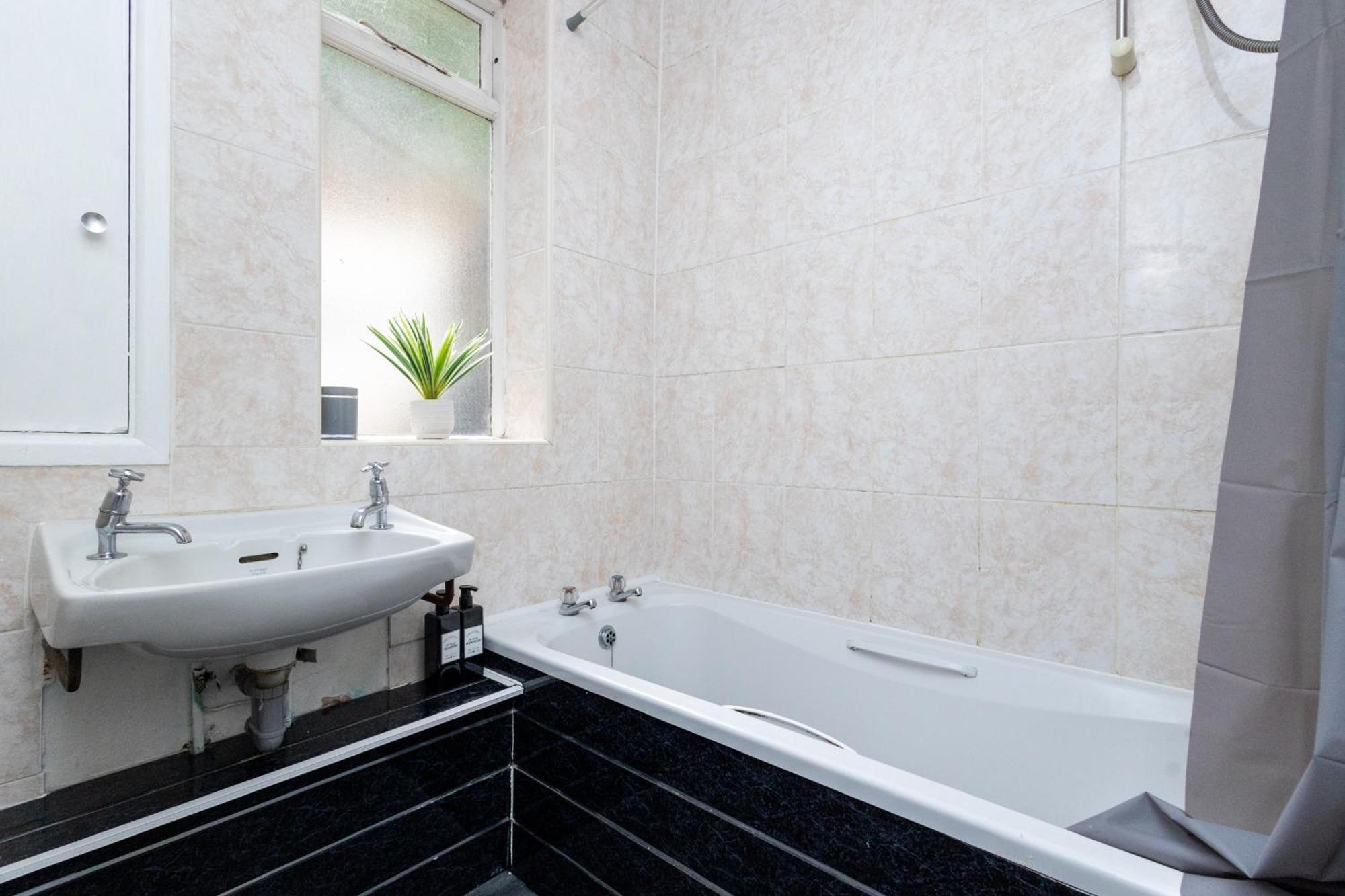 Spacious 3 Bedroom Ground Floor Apartment - 10 Mins From City Centre Leeds  Esterno foto